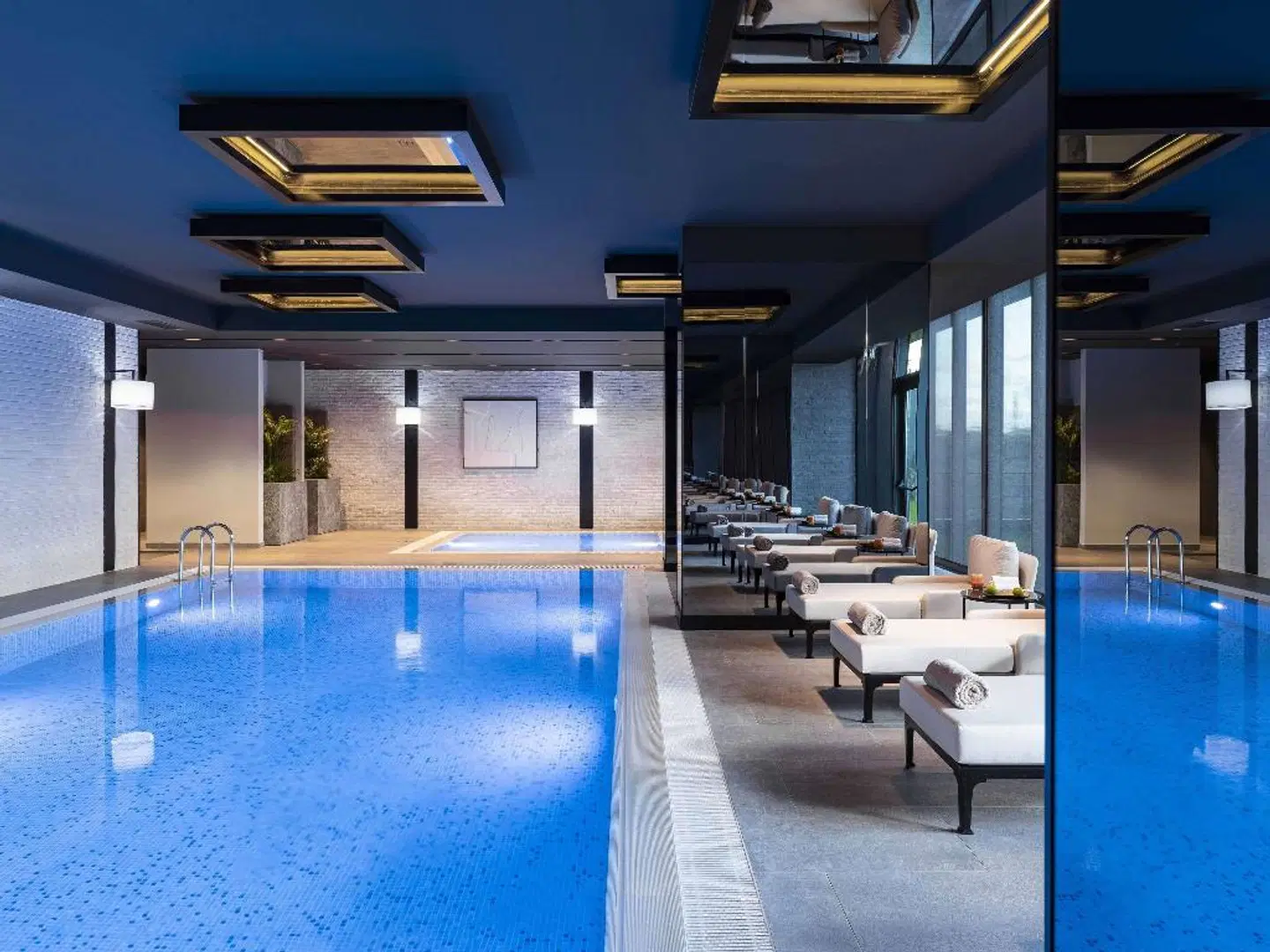 Mövenpick Living Istanbul Camlivadi Hallenbad