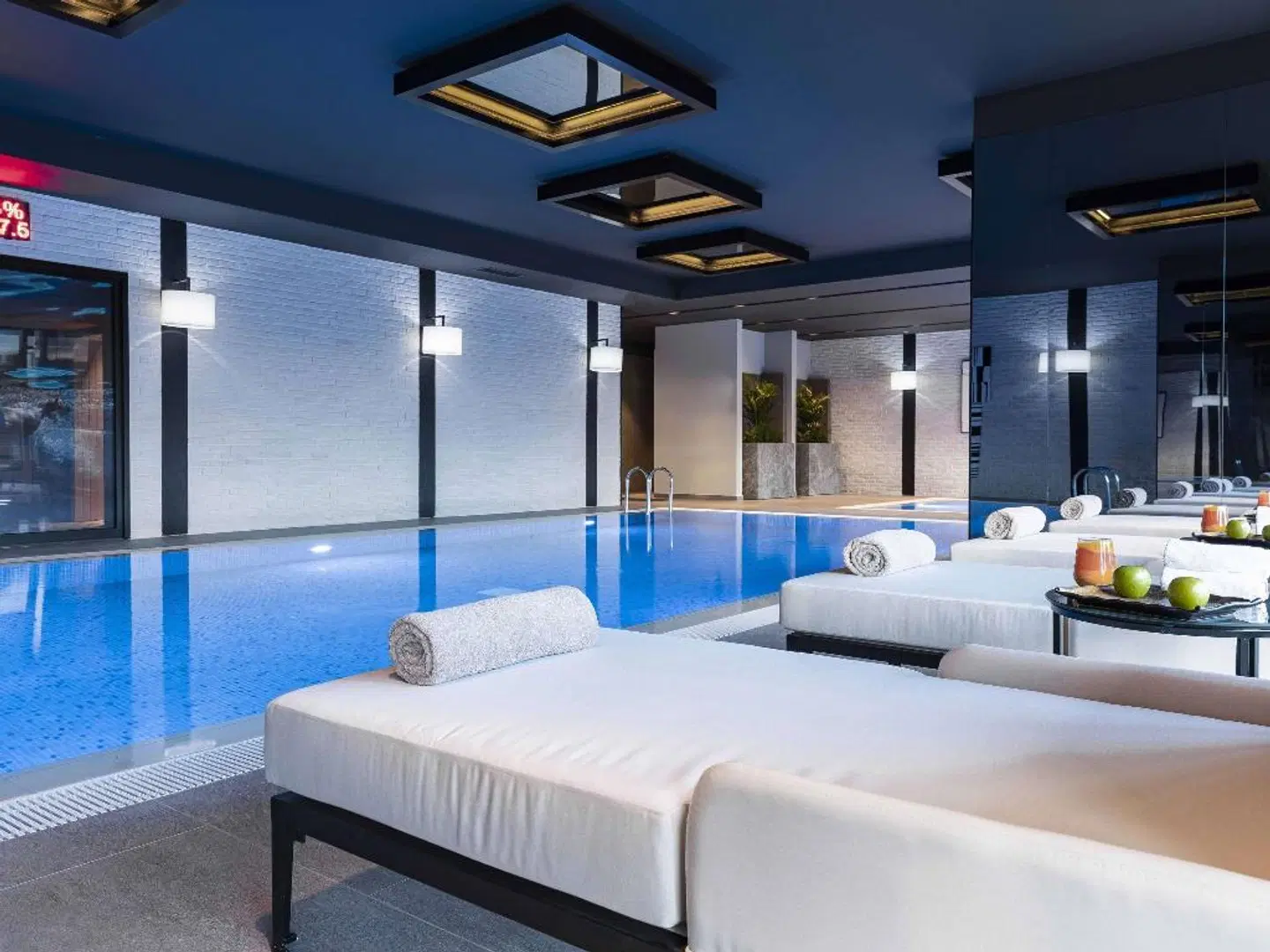 Mövenpick Living Istanbul Camlivadi Hallenbad