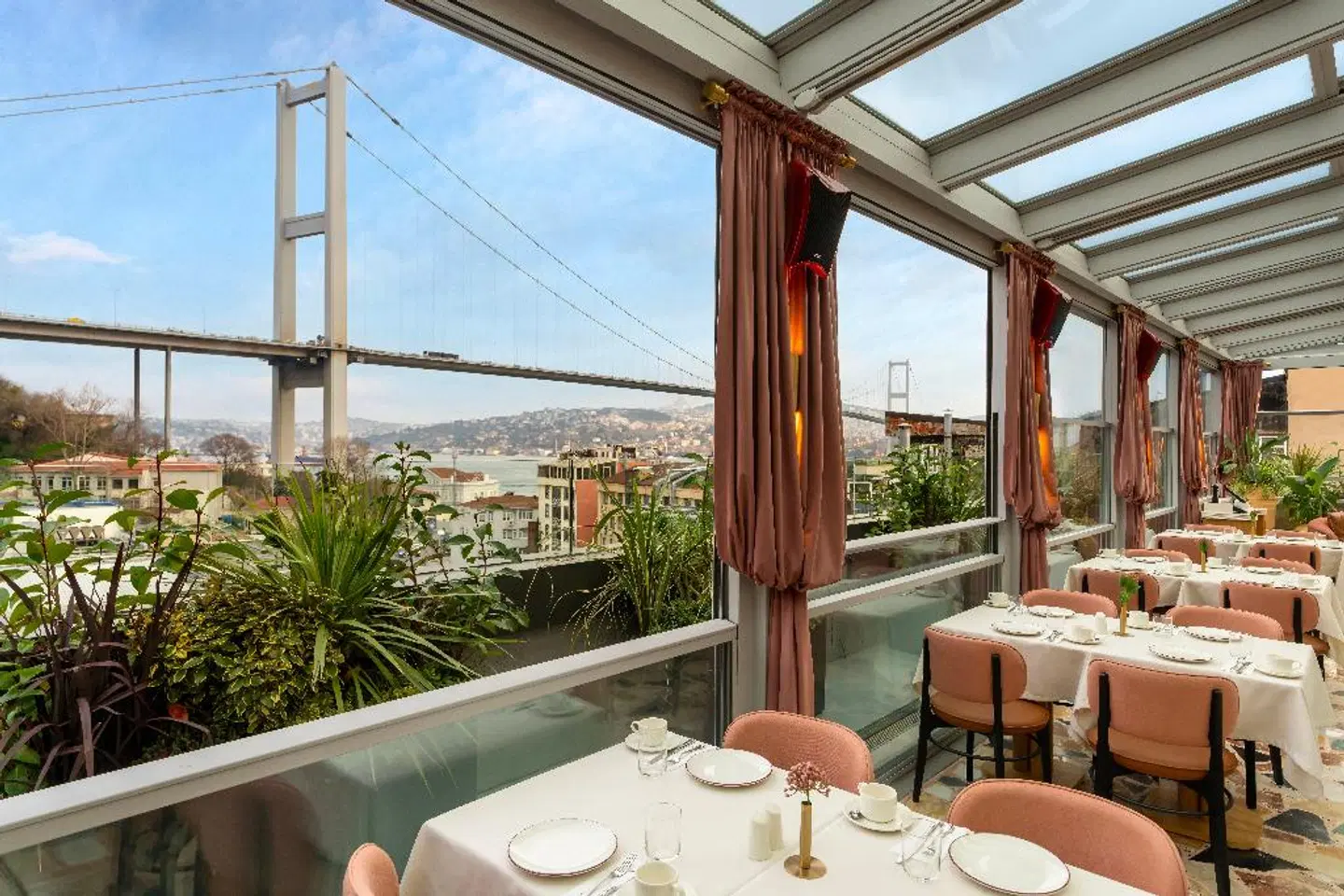 Crowne Plaza Istanbul Ortakoy Bosphorus by IHG Restaurant