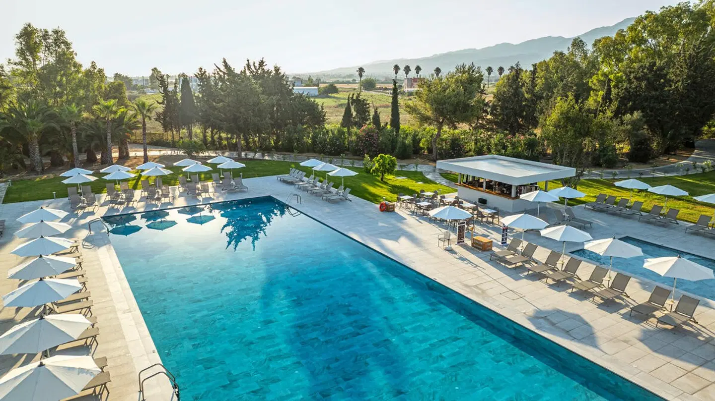Caravia Beach Hotel OUTDOOR_POOL