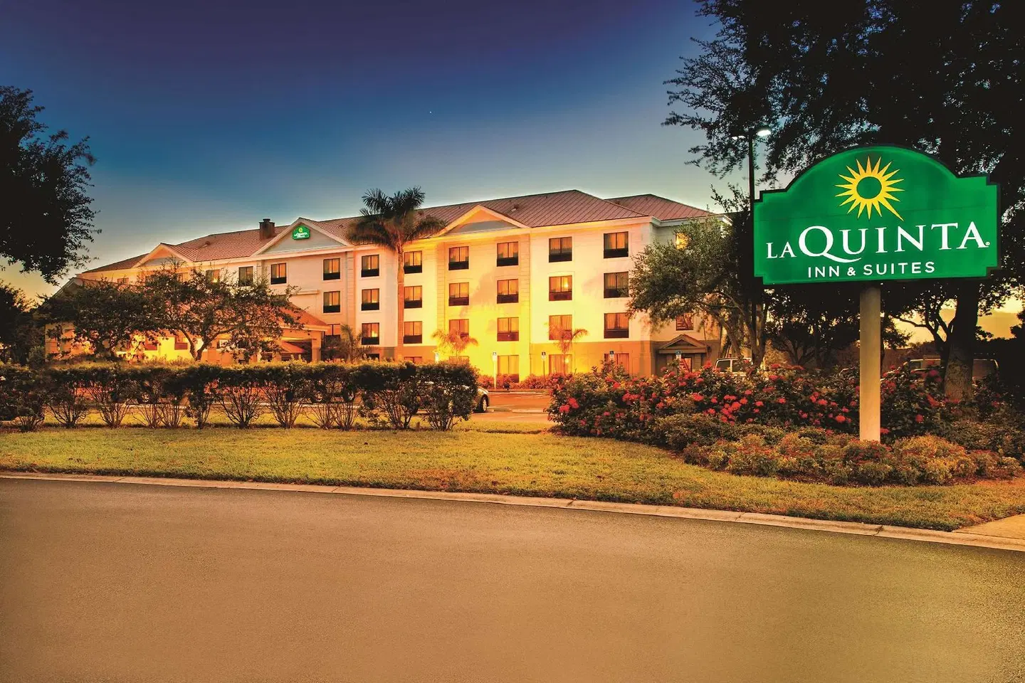 La Quinta Inn & Suites by Wyndham Bonita Springs Naples N. EXTERIOR