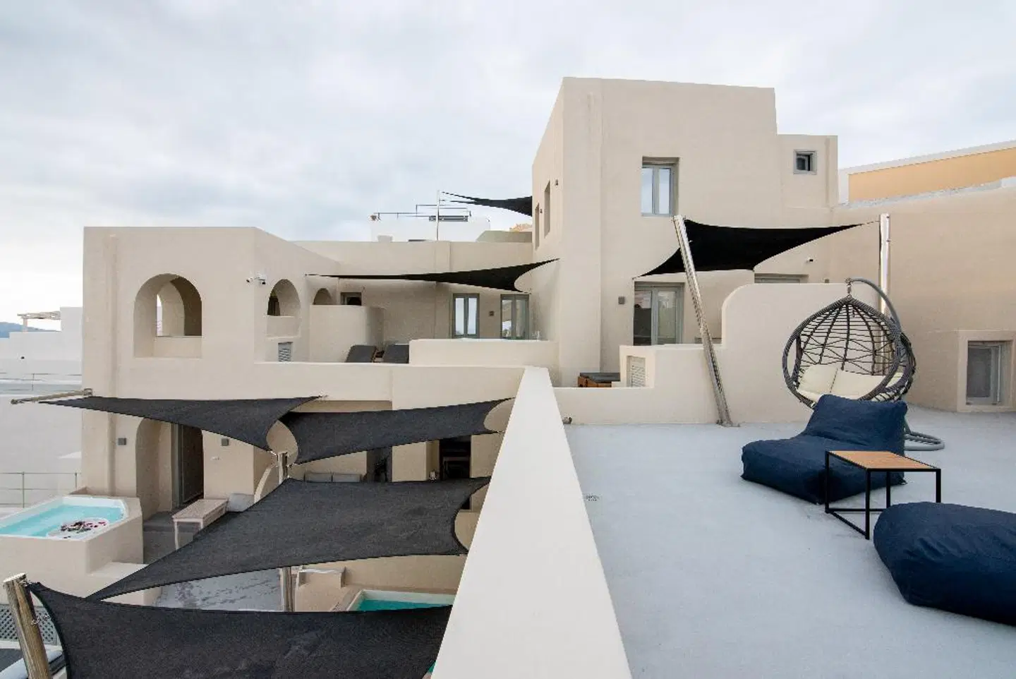 Caldera Cliff Illusion Suites Terrasse