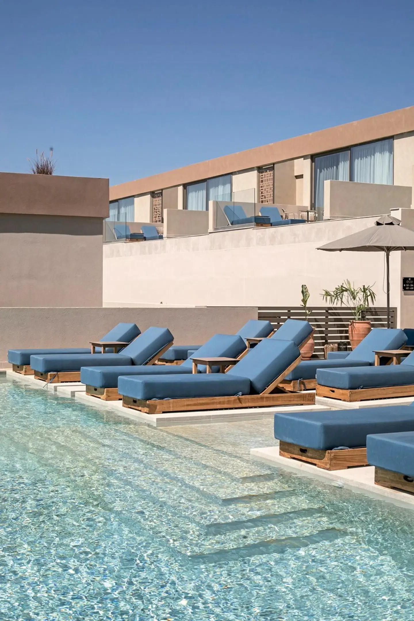 Este Elegant Suites & Villas OUTDOOR_POOL