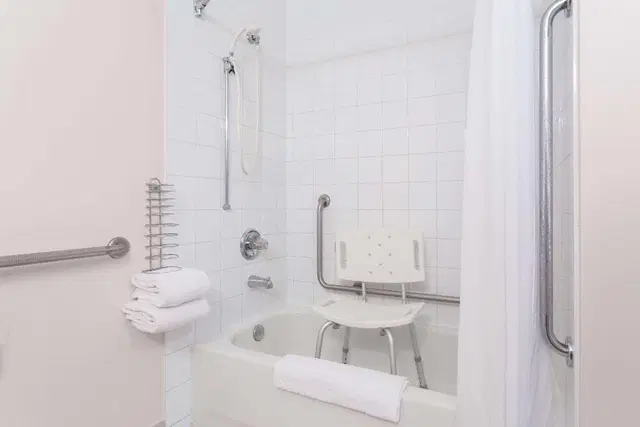Super 8 by Wyndham Golden Badezimmer