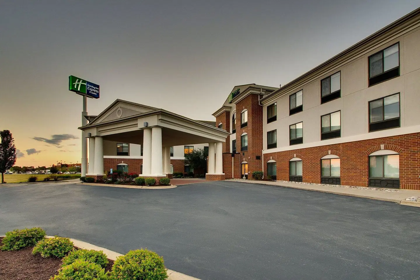 Holiday Inn Express & Suites Morris by IHG EXTERIOR