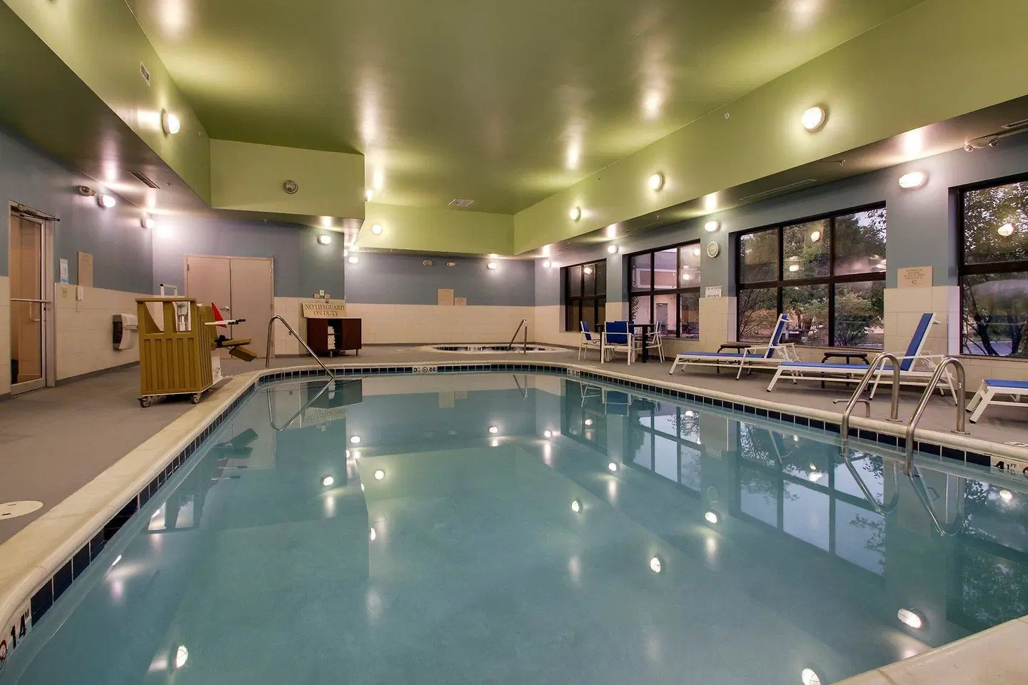 Holiday Inn Express & Suites Morris by IHG Hallenbad