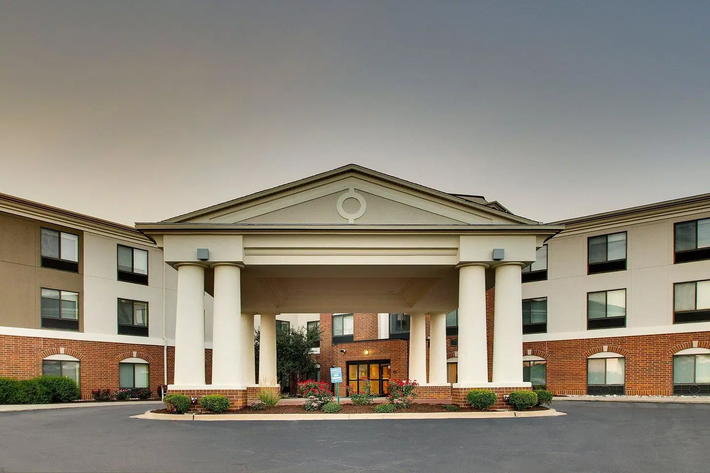 Holiday Inn Express & Suites Morris by IHG EXTERIOR