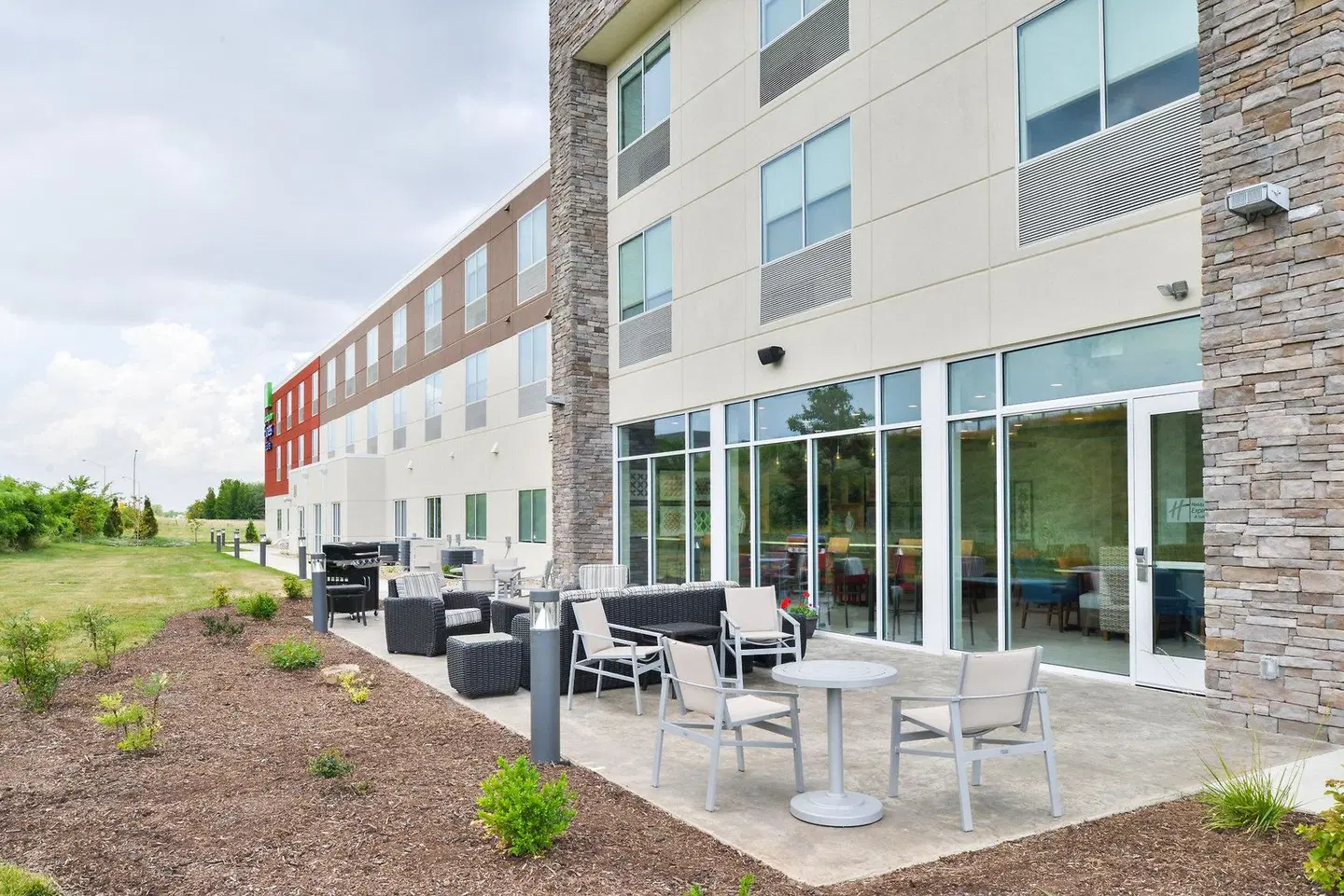 Holiday Inn Express & Suites Salem by IHG EXTERIOR