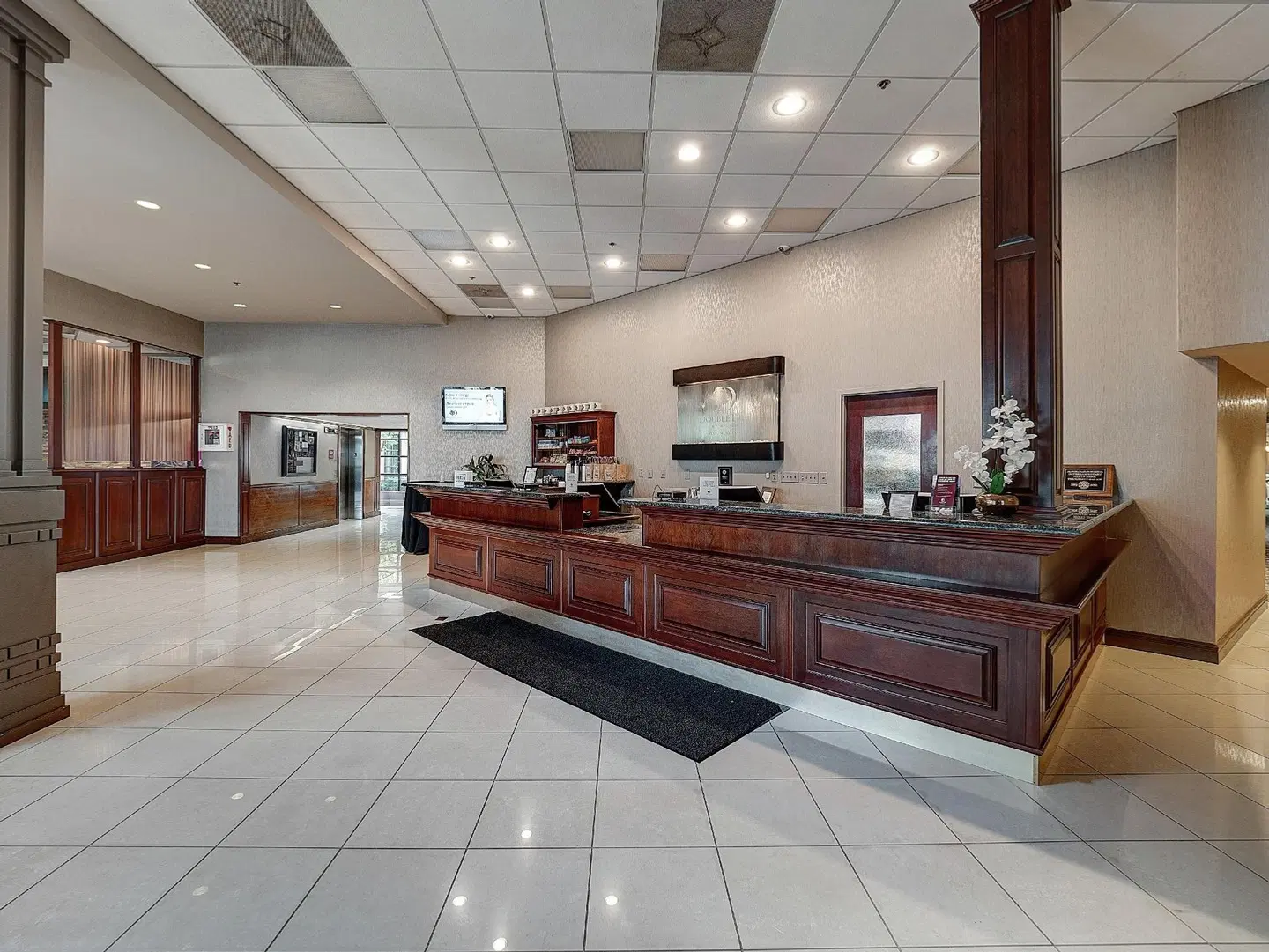DoubleTree by Hilton Bloomington LOUNGE_LOBBY