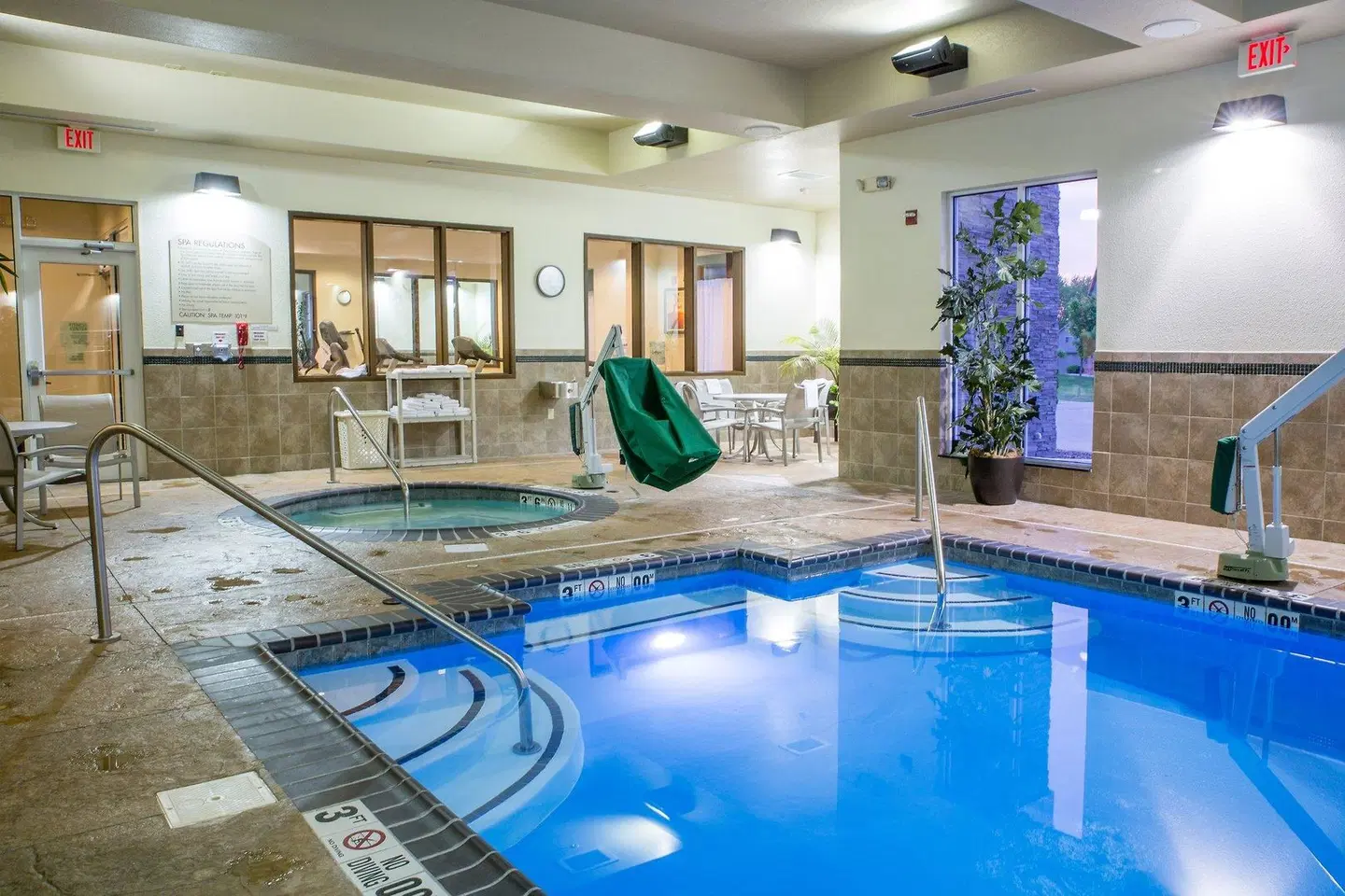 Holiday Inn & Suites Bloomington-Airport by IHG Hallenbad