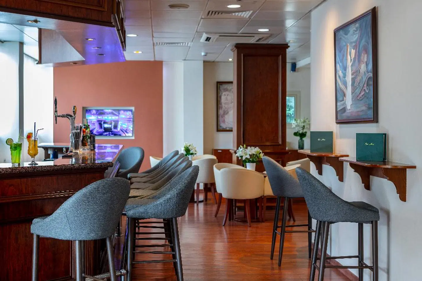 Kapetanios Limassol Hotel Bar