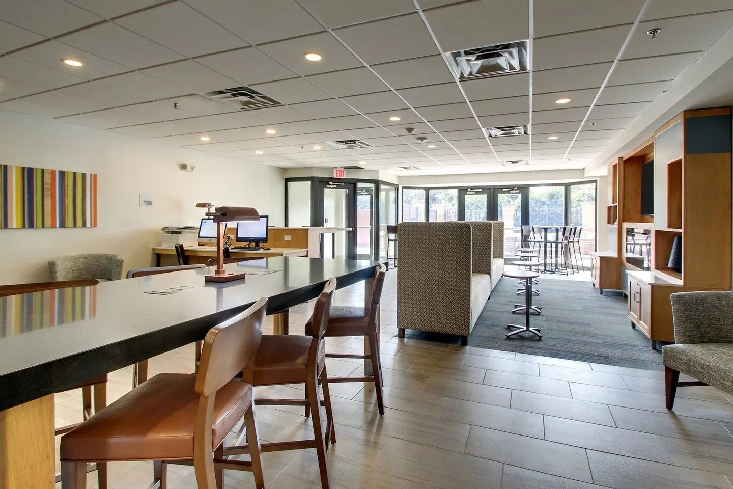 Holiday Inn Express & Suites Aurora - Naperville by IHG Bar
