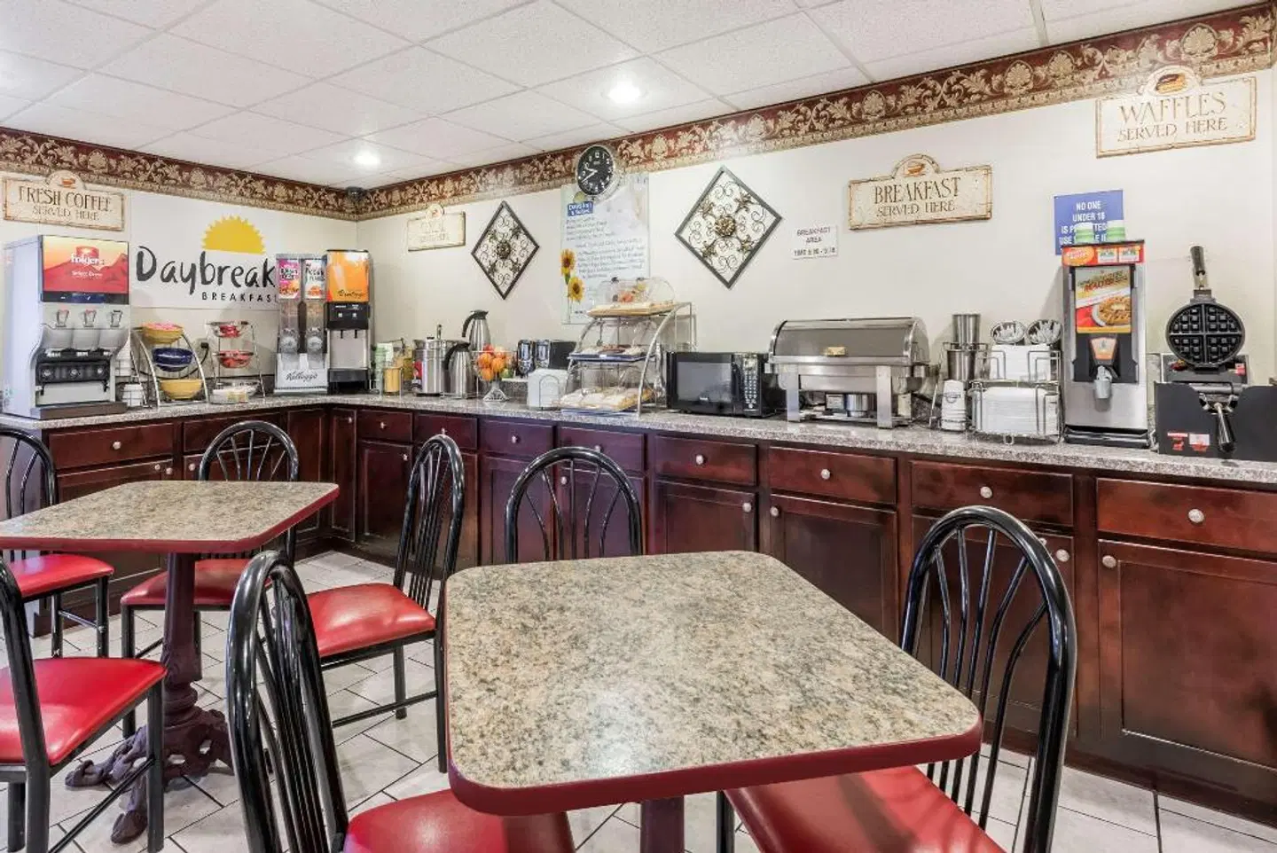 Days Inn & Suites by Wyndham Youngstown / Girard Ohio Bar