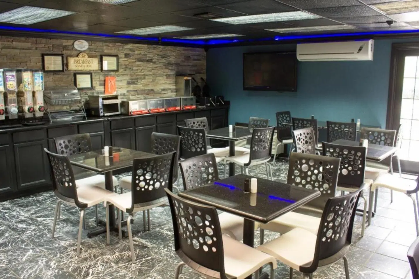 Baymont Inn and Suites Springfield Bar