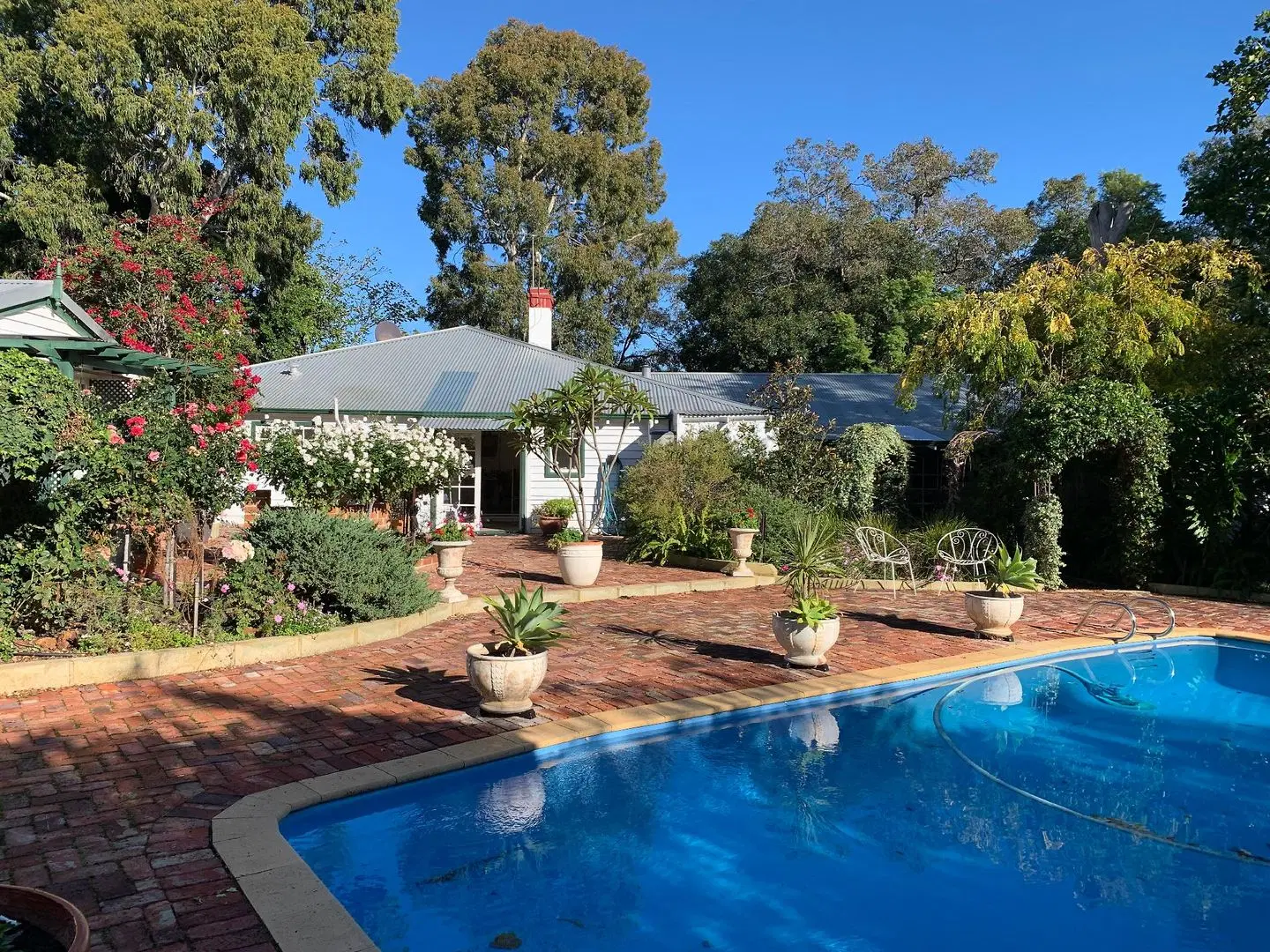 Rosebridge House Bed & Breakfast OUTDOOR_POOL