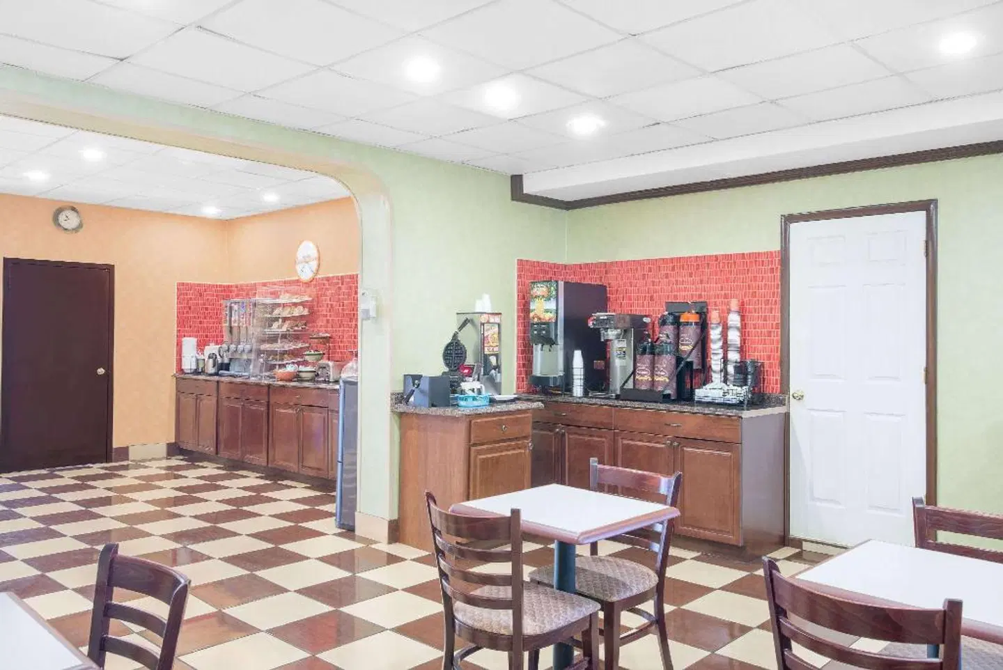 Howard Johnson by Wyndham North Bergen Bar