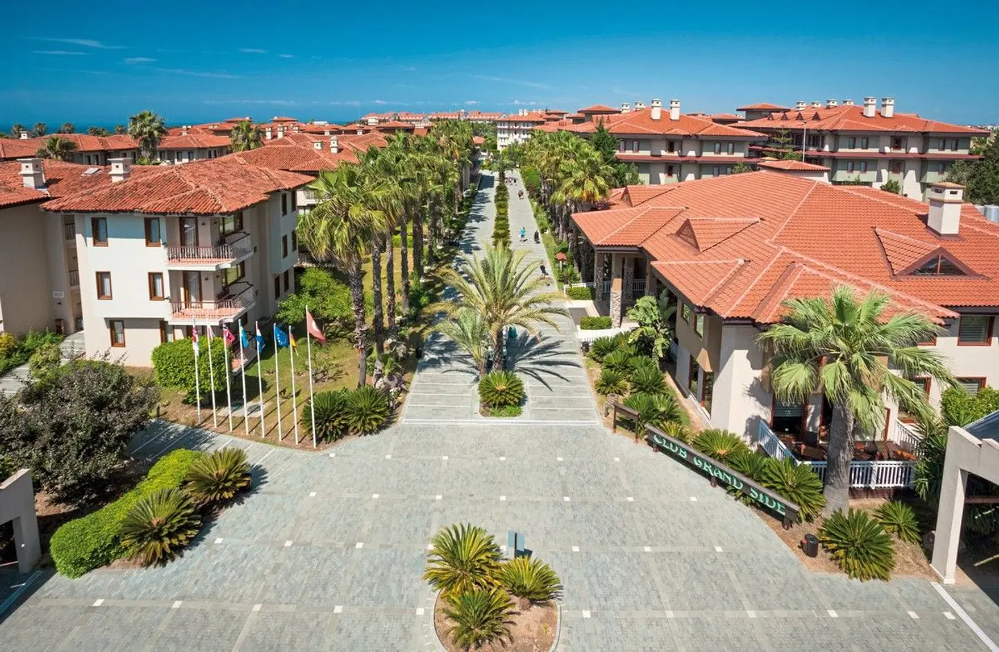 Club Grand Side EXTERIOR