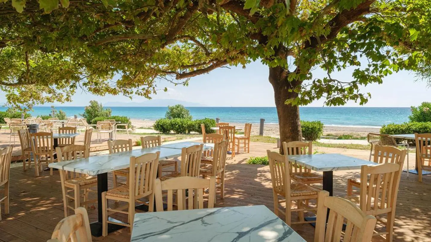 Ninos Grand Beach Resort Terrasse