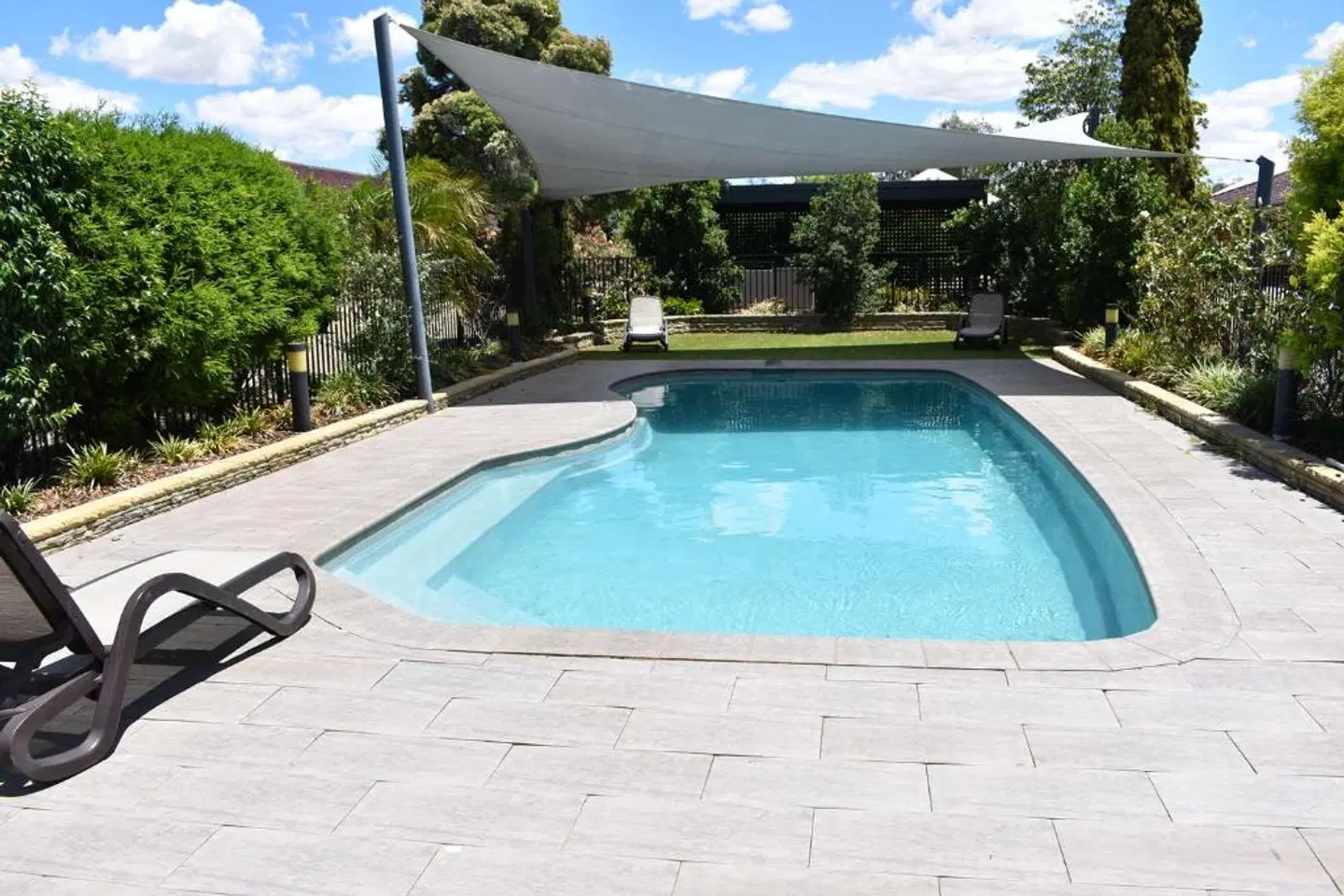 Best Western Plus All Settlers Motor Inn OUTDOOR_POOL