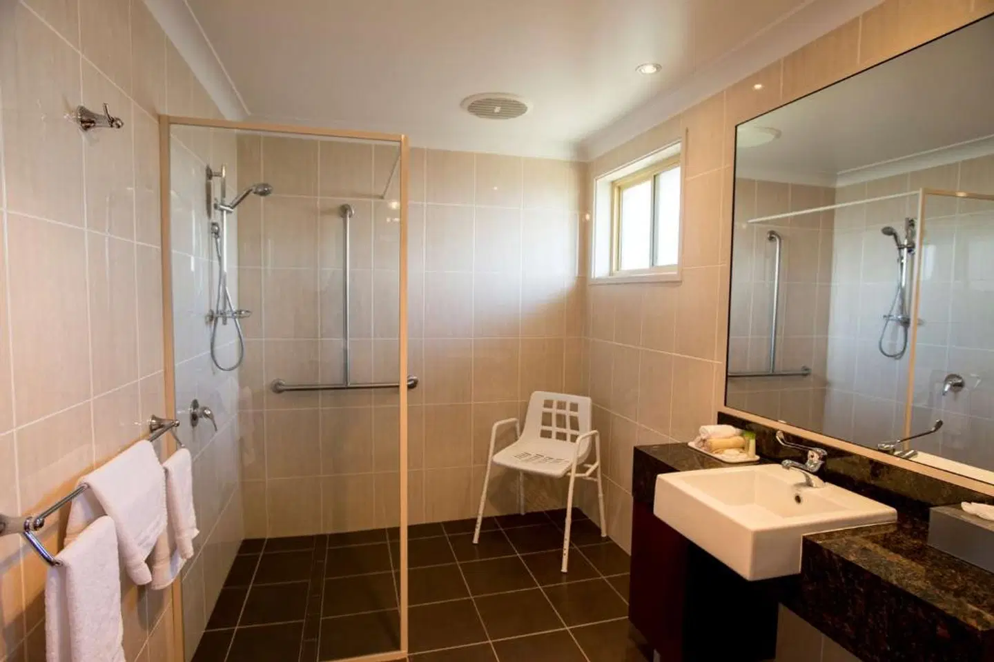 Best Western Plus All Settlers Motor Inn Badezimmer