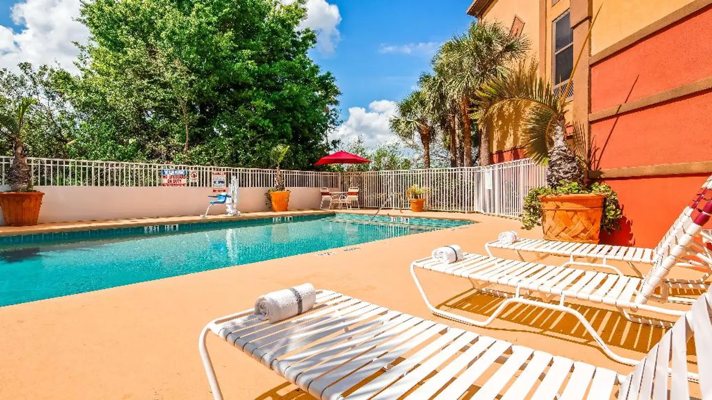 Best Western PLUS Universal Inn OUTDOOR_POOL