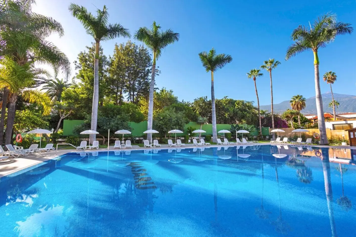 Apartamentos Masaru OUTDOOR_POOL