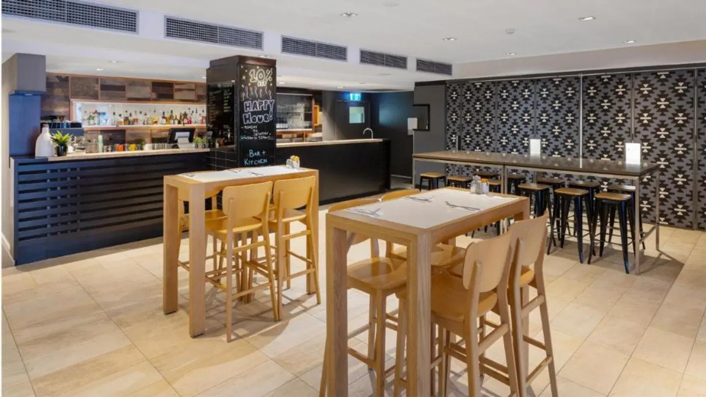 Oaks Perth Hotel Bar