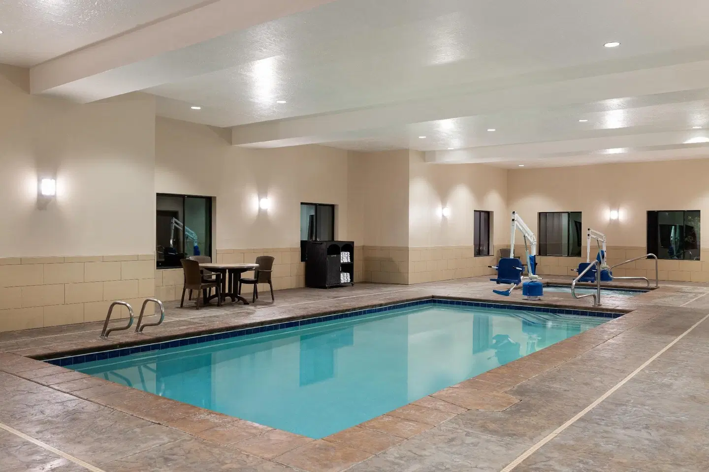 Garner Hotel Lake Powell Area By Ihg Hallenbad
