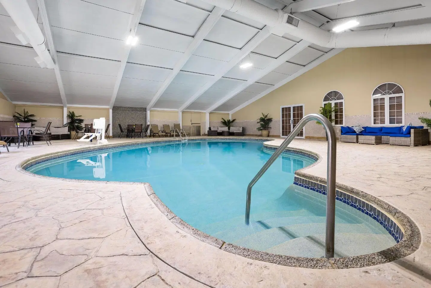 Days Hotel by Wyndham Toms River Jersey Shore Hallenbad