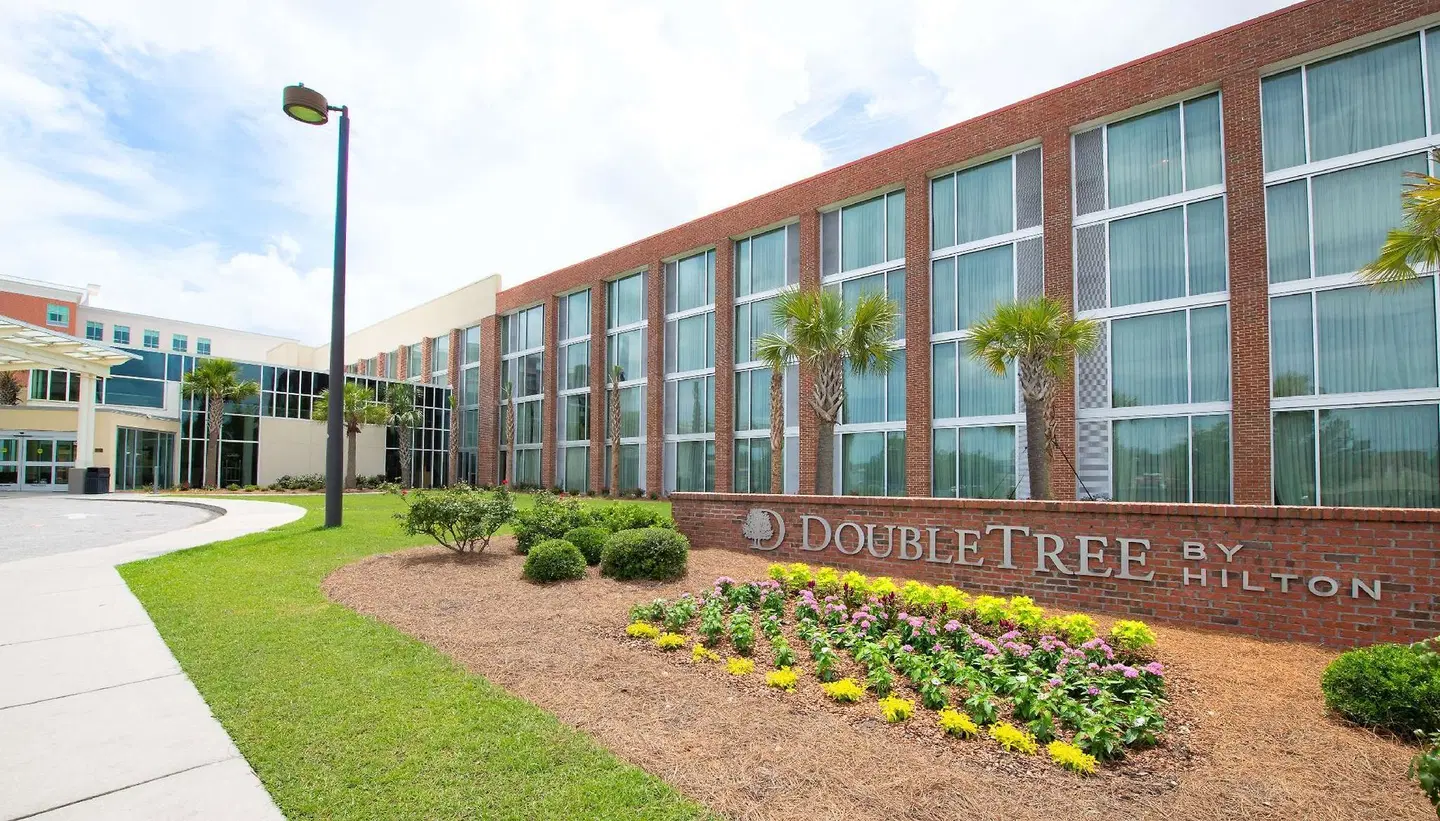 DoubleTree by Hilton Hotel and Suites Charleston Airport EXTERIOR