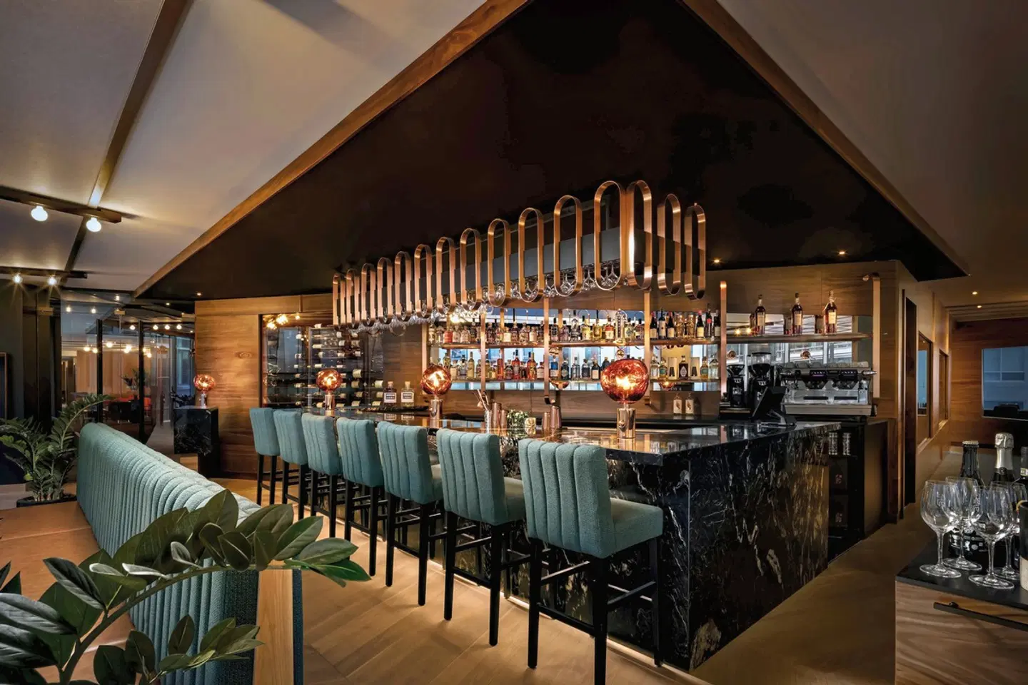 Humaniti Hotel Montreal Autograph Collection Bar