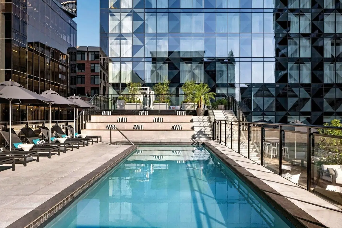 Humaniti Hotel Montreal Autograph Collection Hallenbad