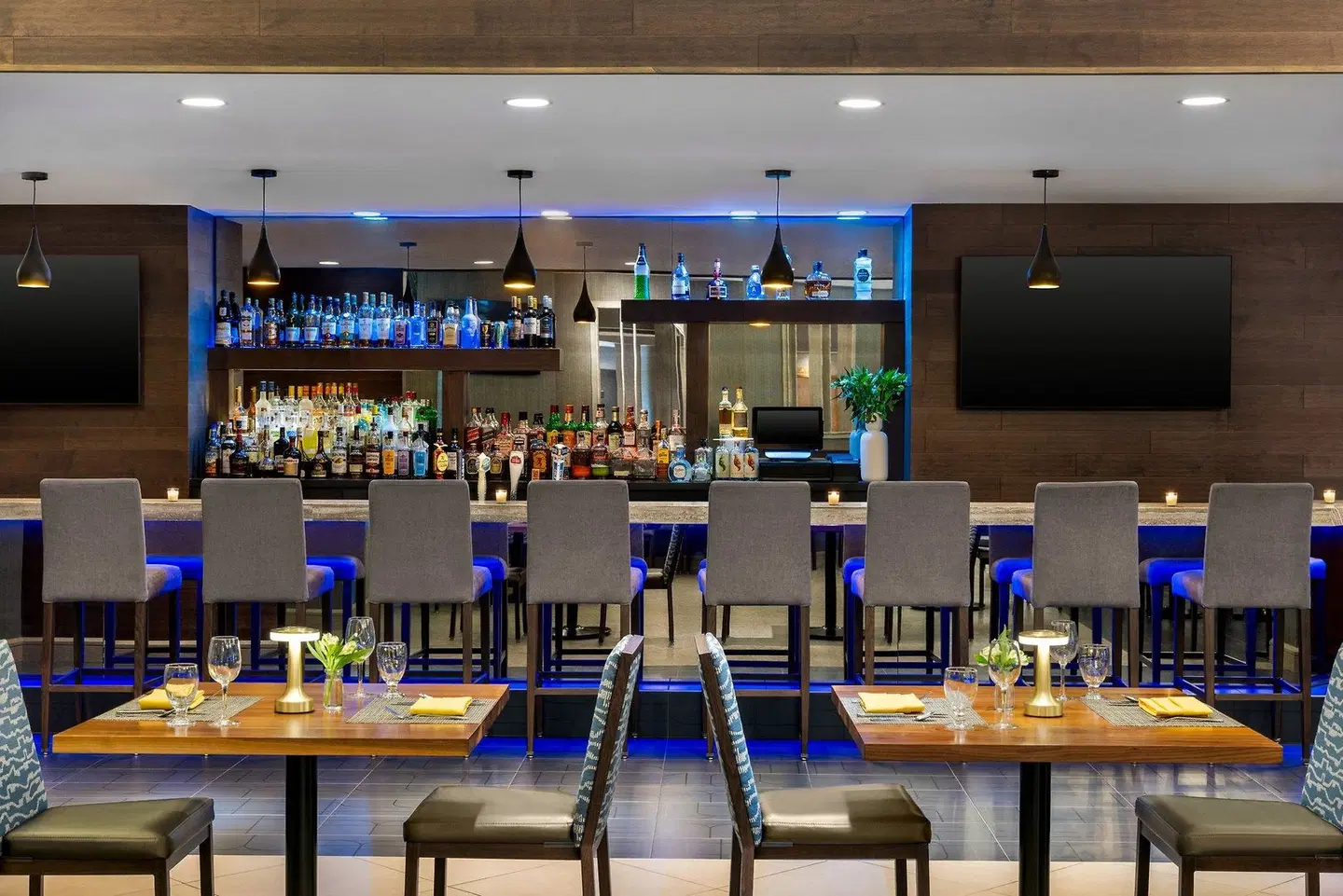 Crowne Plaza Edison by IHG Bar