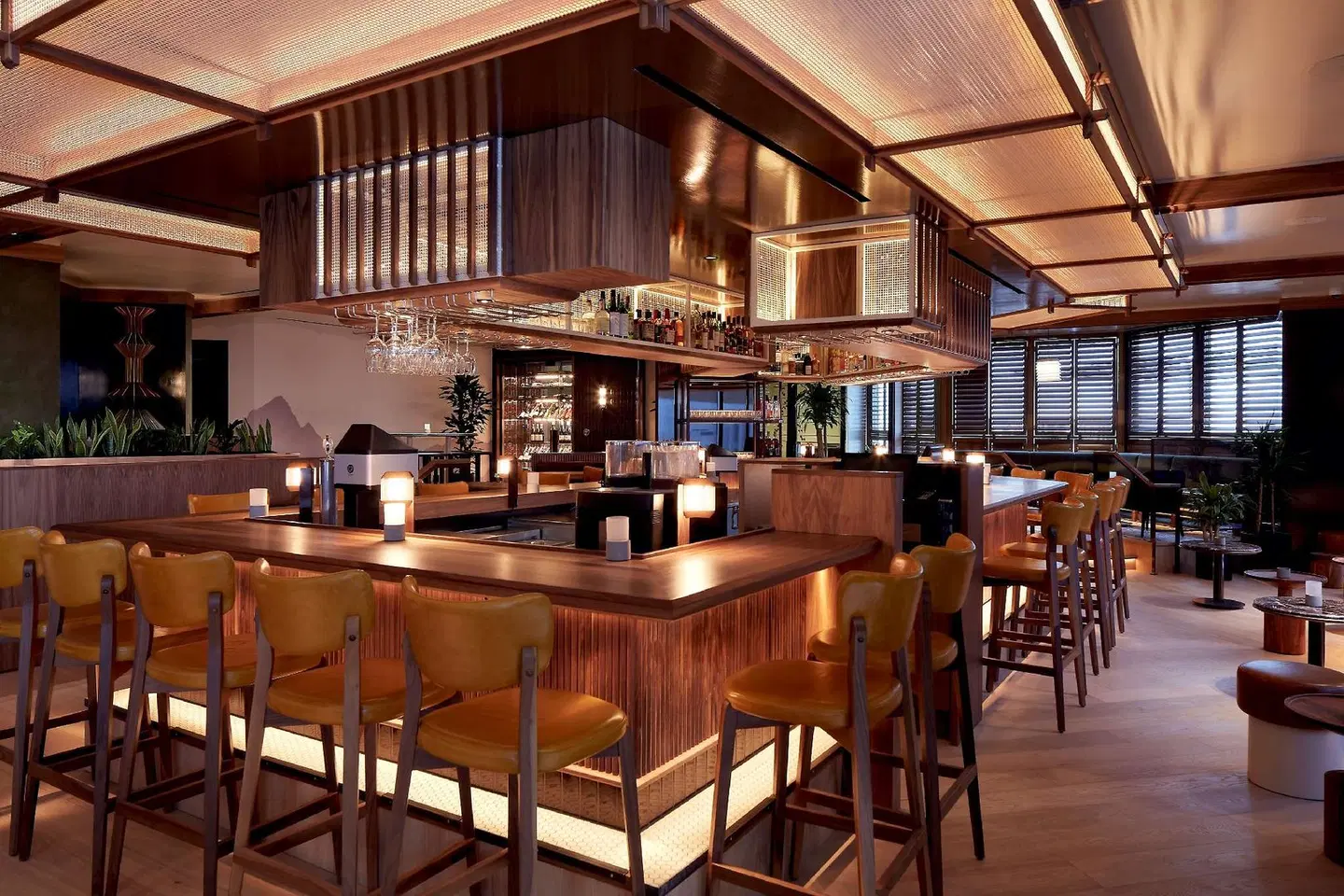 DoubleTree by Hilton Montreal Bar