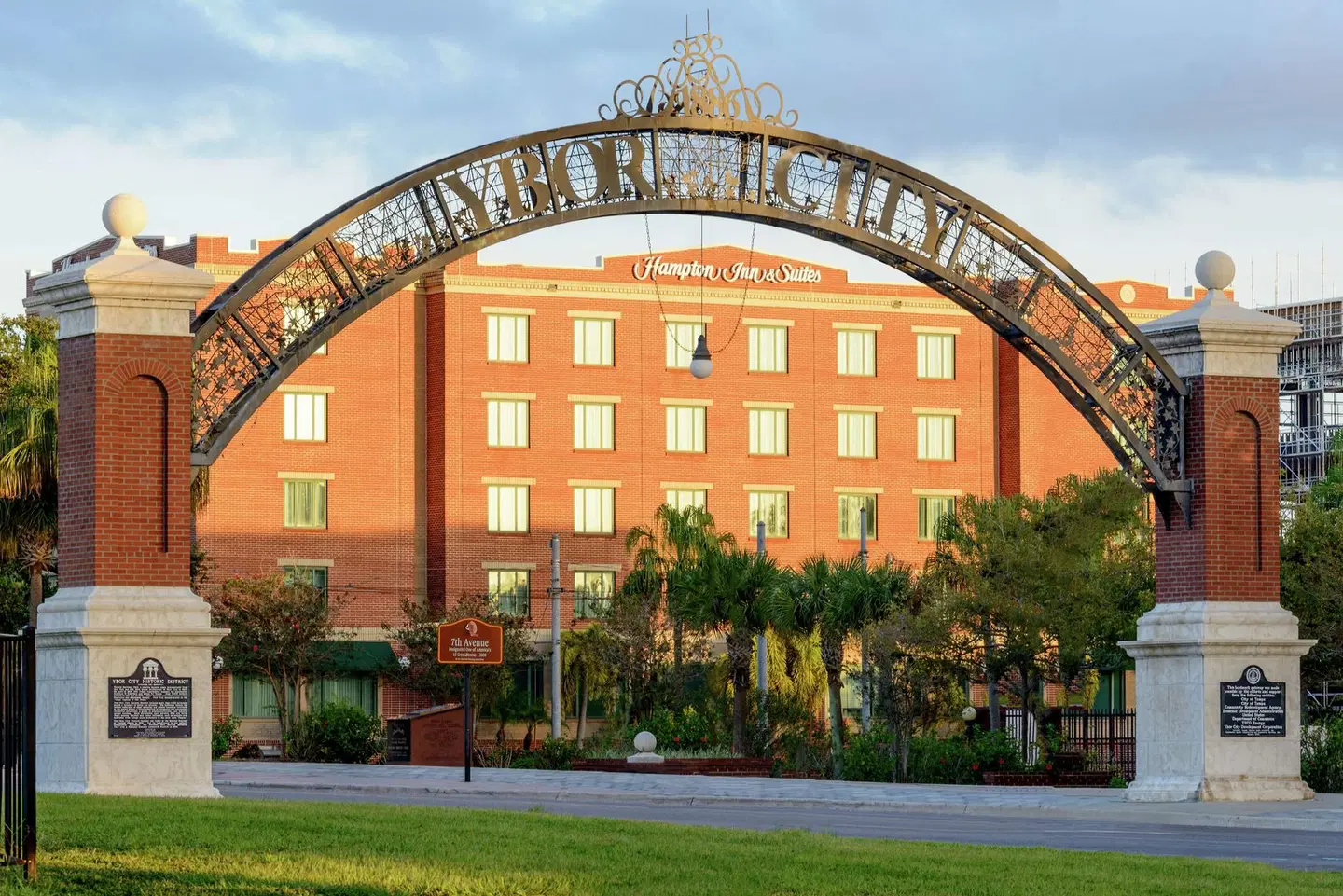 Hampton Inn & Suites Tampa/Ybor City/Downtown EXTERIOR