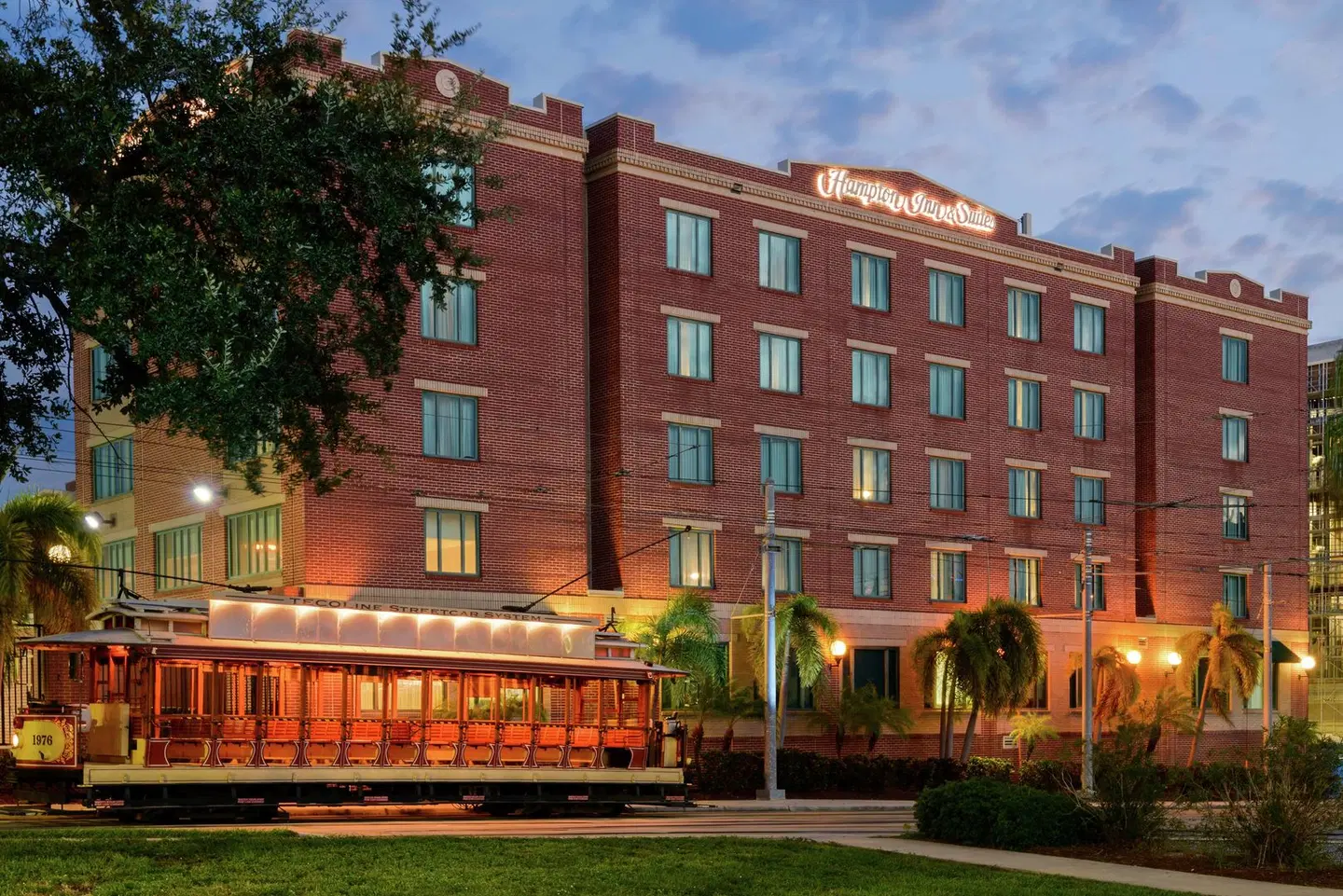 Hampton Inn & Suites Tampa/Ybor City/Downtown EXTERIOR