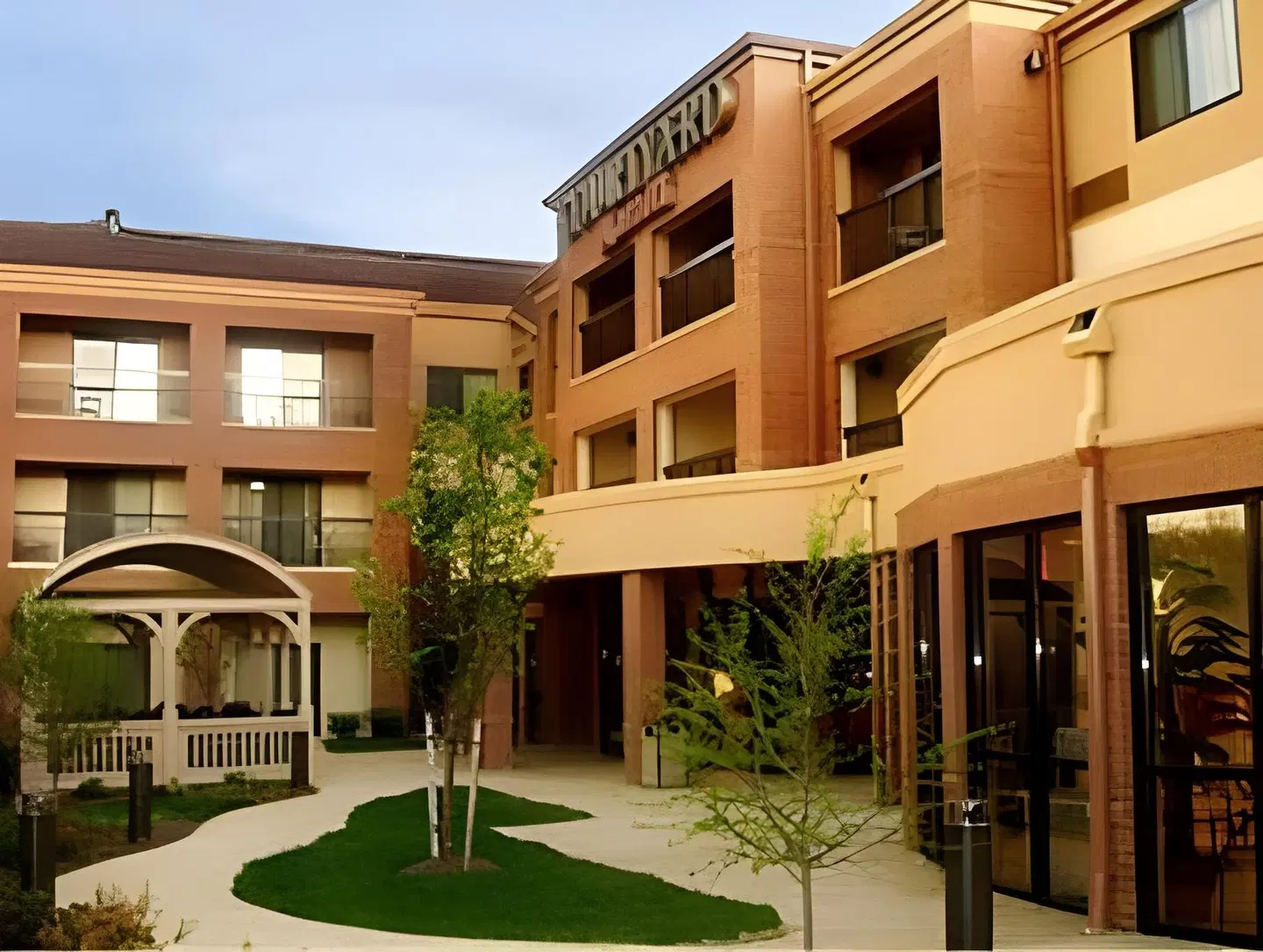 Courtyard by Marriott West Orange EXTERIOR