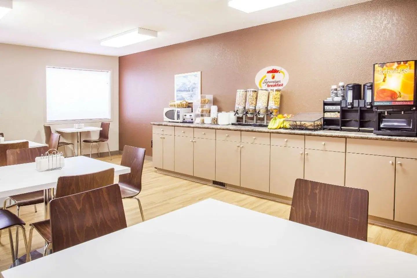 Super 8 by Wyndham Meadow Lake Bar