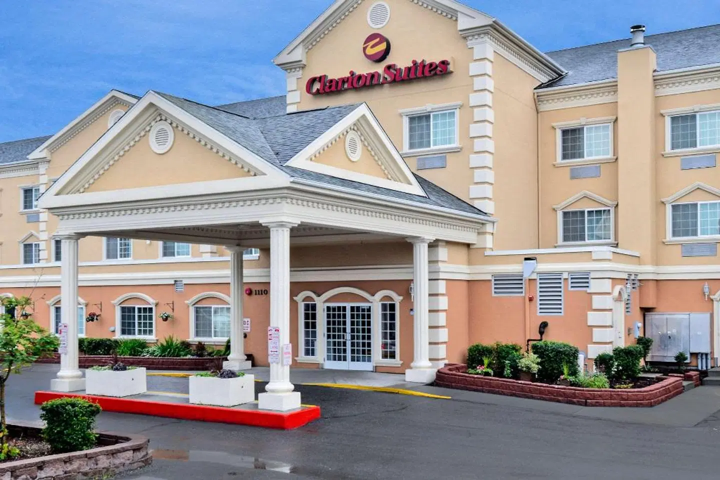 Clarion Suites Downtown EXTERIOR