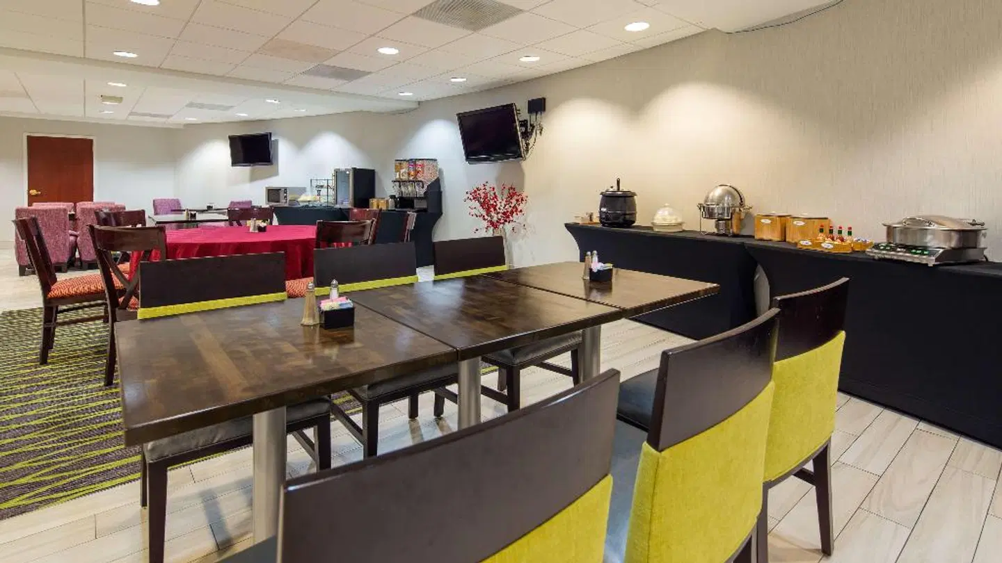 Best Western PLUS Roundhouse Suites Boston Bar