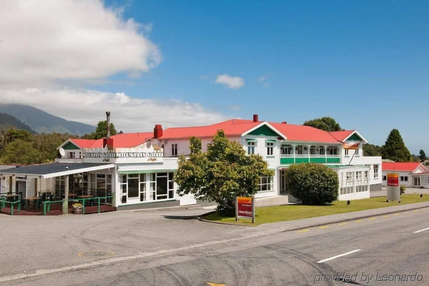 Heartland Hotel Glacier Country EXTERIOR