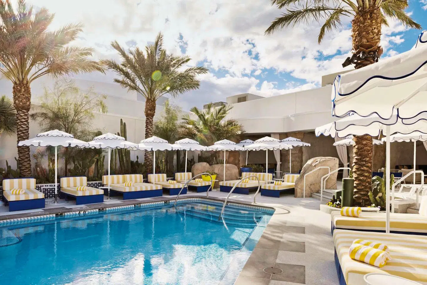 Fontainebleau Las Vegas OUTDOOR_POOL