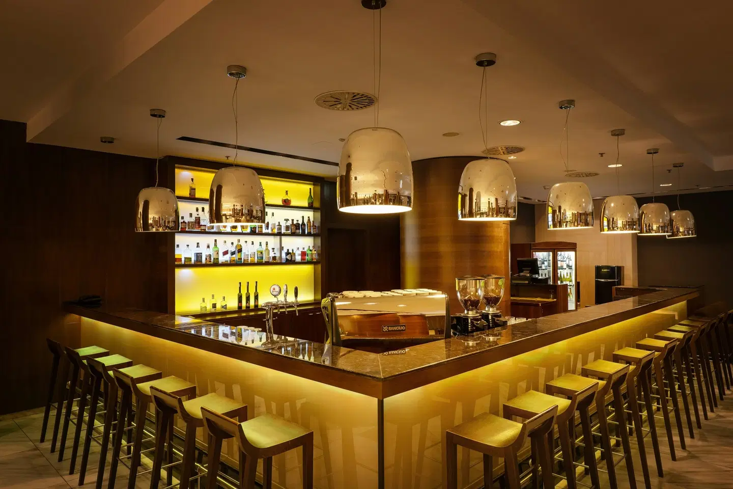DoubleTree by Hilton Koice Bar