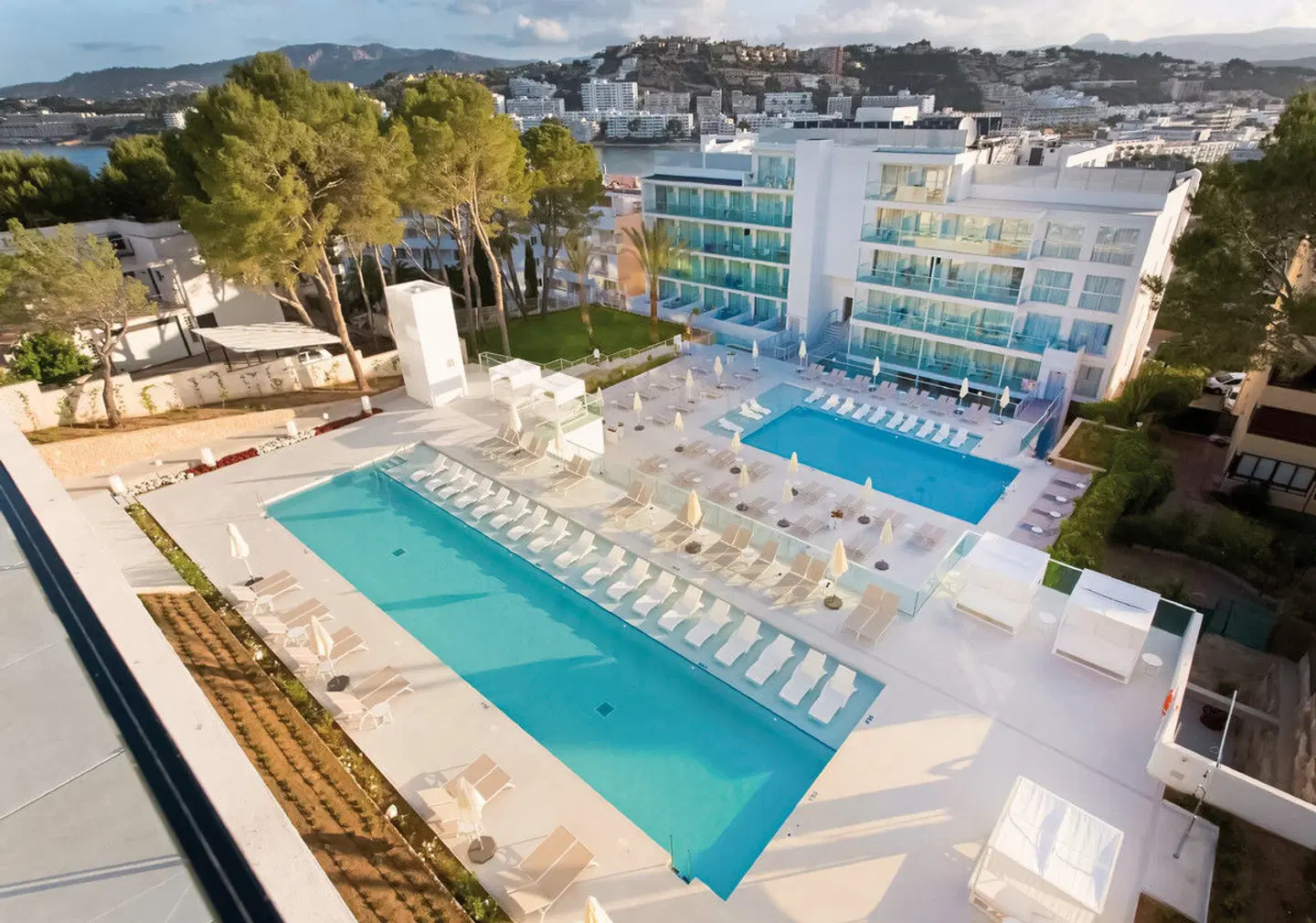 Reverence Life OUTDOOR_POOL