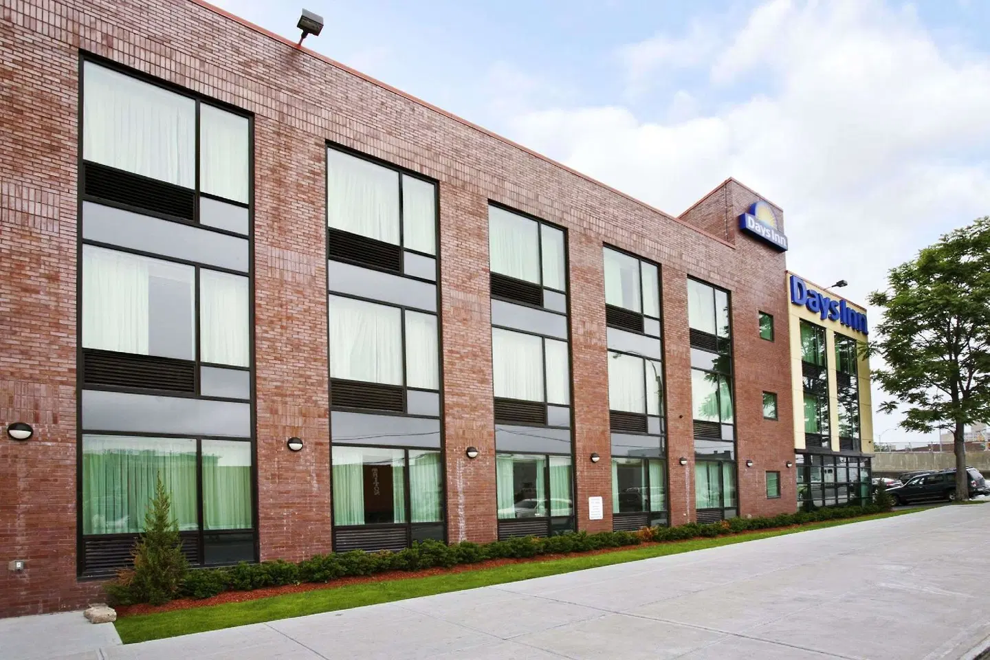 Days Inn by Wyndham Bronx Near Stadium EXTERIOR