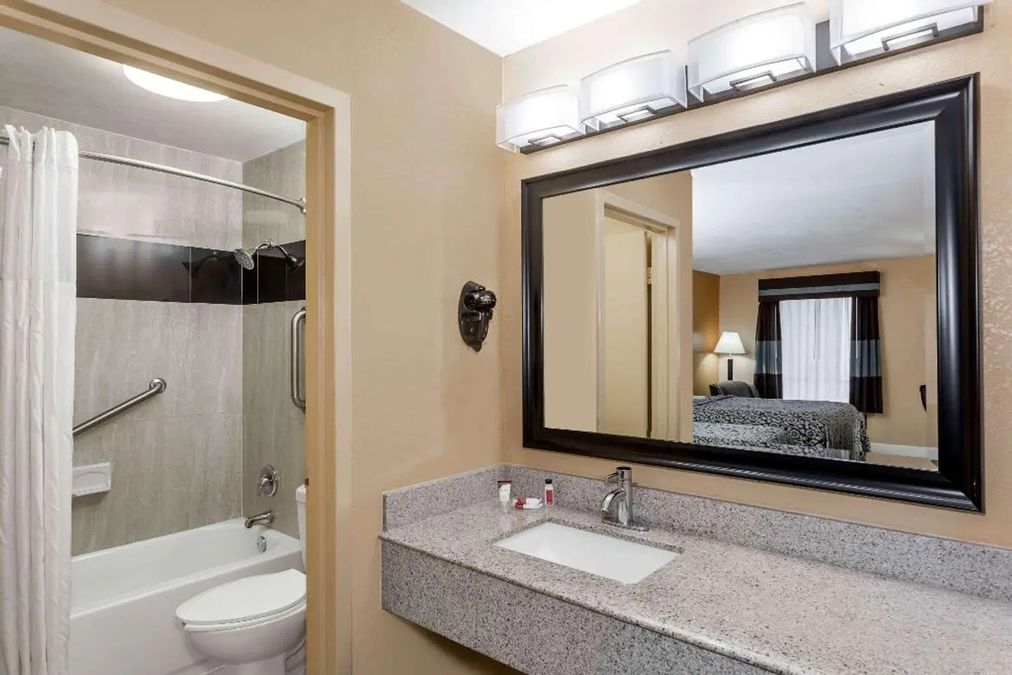 Days Inn by Wyndham Sarasota Bay Badezimmer