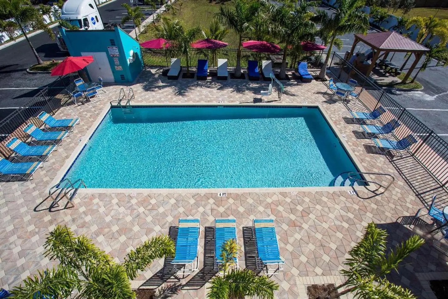 Days Inn by Wyndham Sarasota Bay OUTDOOR_POOL
