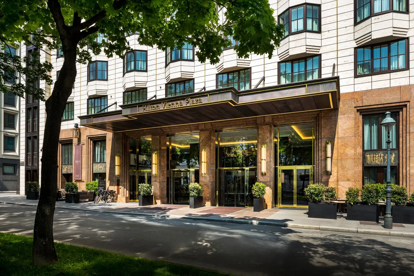 Hilton Vienna Plaza EXTERIOR