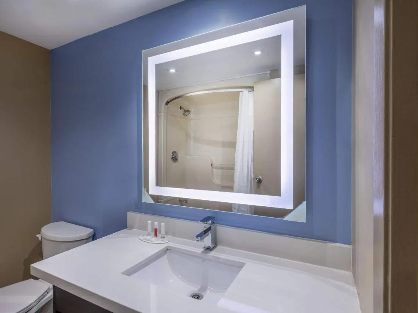 Super 8 by Wyndham Toronto East ON Badezimmer
