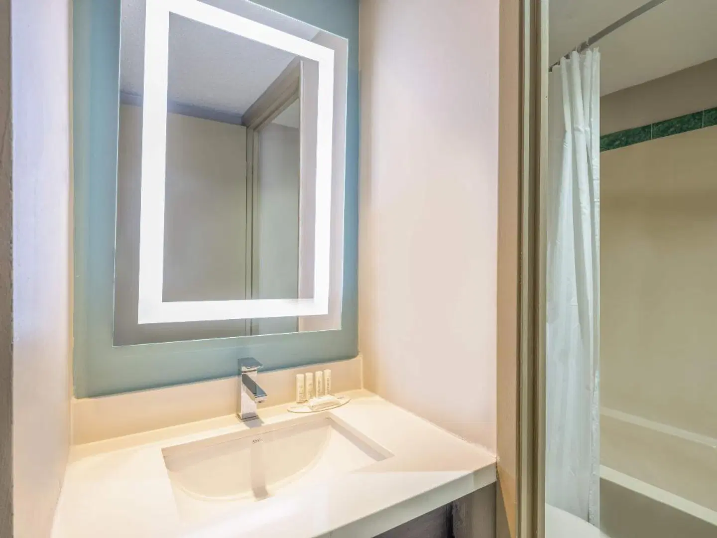 Super 8 by Wyndham Toronto East ON Badezimmer